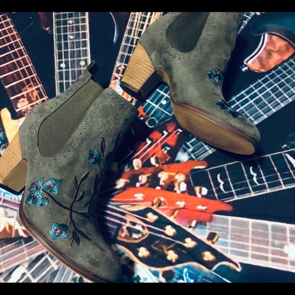 Crown Vintage Gray Embroidered Ankle Booties! - Picture 2 of 14